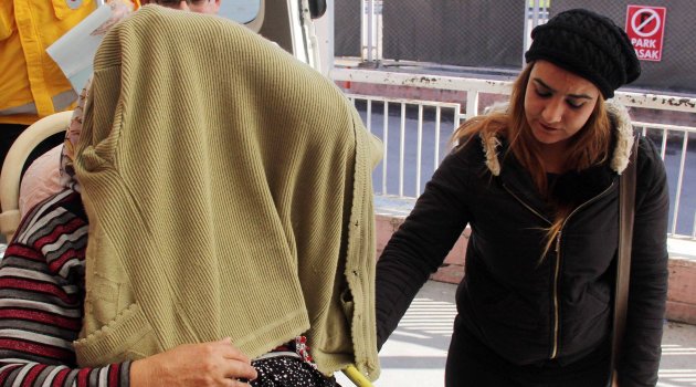 Bileziğini vermeyen kadının parmaklarını kırdı