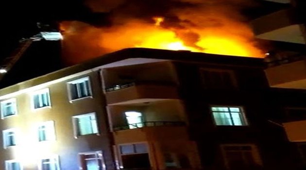 Binanın çatısı alev alev yandı