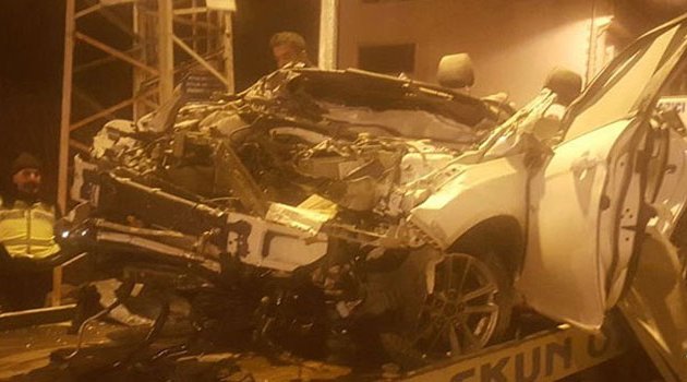 Binanın garajına uçan otomobil dehşet saçtı! 3 ölü