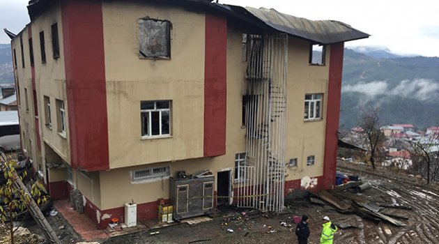 ‘BİR AĞABEY MERDİVENİN UCUNA ÇIKIP BİZİ KURTARDI’