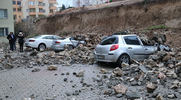 Bir kadın apartmanın çöken istinat duvarının altında kalmaktan kaçarak kurtuldu