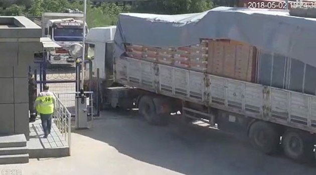 Bir tır dolusu malzemeyi çaldılar