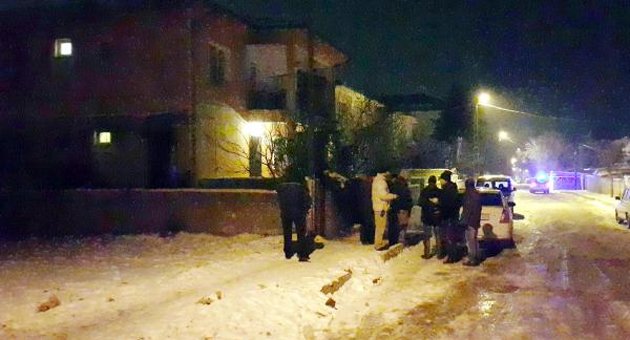Birbirini bıçaklayan baba öldü, oğlu ağır yaralandı