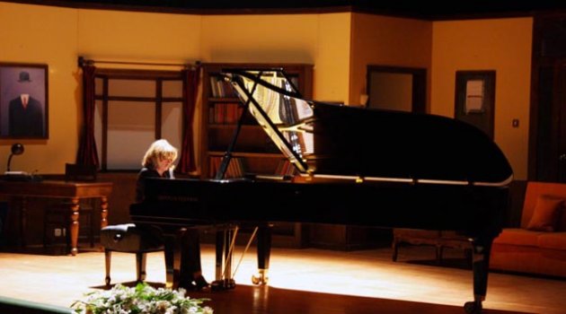 Biret, Bartok için çalacak