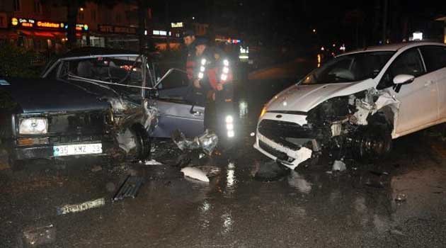 Biri ters şeritten giden iki otomobil çarpıştı: 7 yaralı