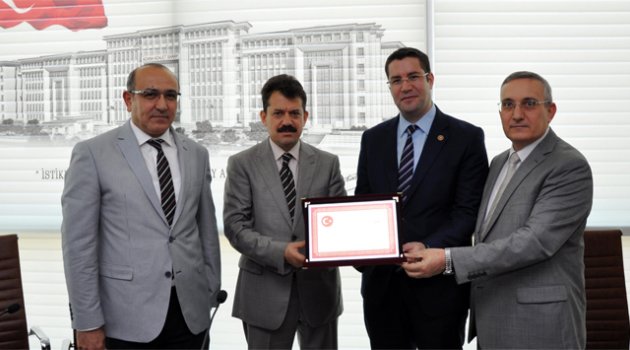 Birinci sınıfa ayrılan Cumhuriyet Savcısı Özataş’a plaket