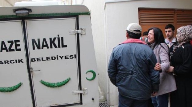 Birlikte yaşadığı kadın ve üniversiteli oğlunu öldürdü