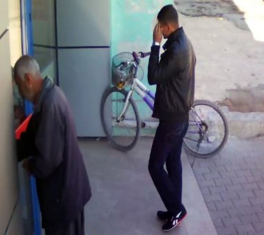 Bisiklet hırsızını ayakkabısı ele verdi