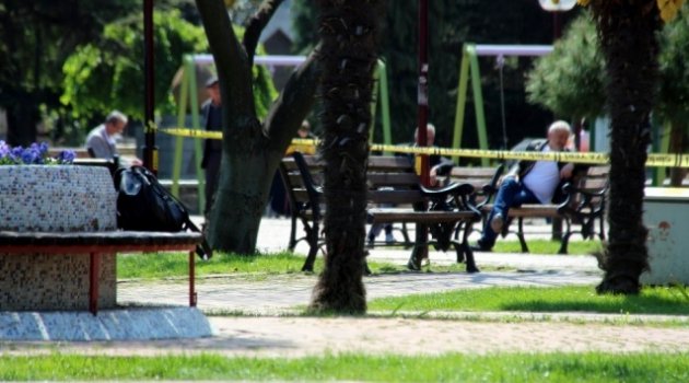 Bomba tehlikesine aldırmadan oturmaya devam ettiler