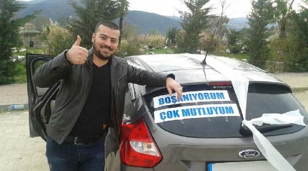 Boşanma davasına 'Boşanıyorum, çok mutluyum' yazdırdığı otomobille gitti