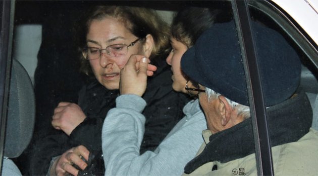 Boşanmak isteyen eşine sinirlenen şahıs ailesini rehin aldı