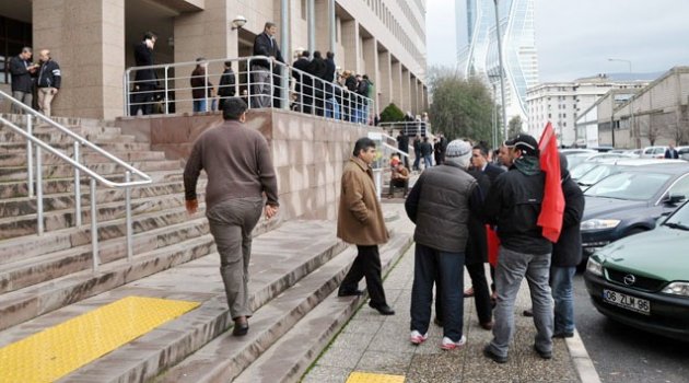 Boşanmak isteyen eşini jiletle doğradı