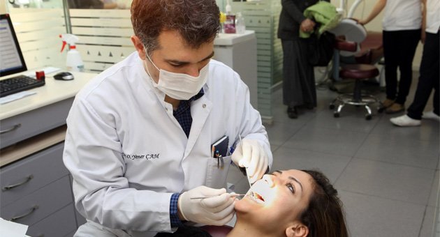 Bozuk çene yapısı ve çapraşık dişler kişinin sosyal hayatını olumsuz etkiliyor