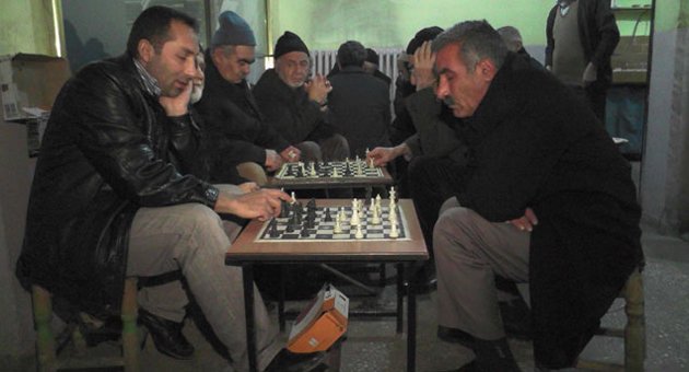 Bu kahvede sadece satranç oynanıyor