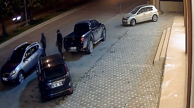 Buji ile cam patlatan hırsızlar kamerada