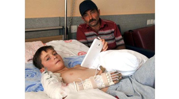 Burak, devrilen traktörün altından 3 saatte kurtarıldı