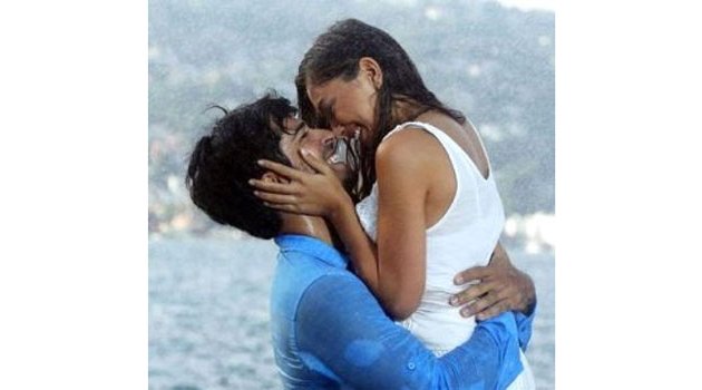 Burak Özçivit ve Neslihan Atagül öpüşme sahnesinde çok zorlandı