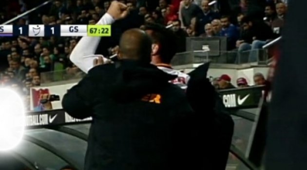 Burak Yılmaz'dan tribünlere hareket!