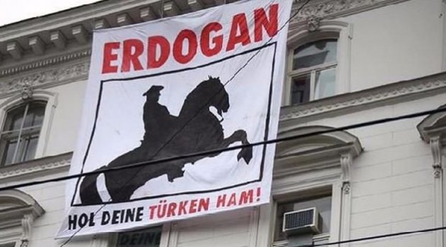 Büyükelçilik binasında skandal pankart