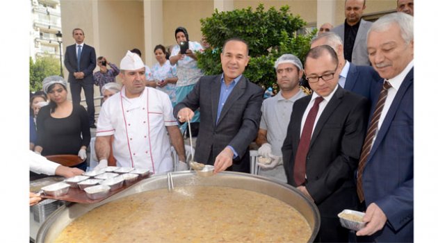 Büyükşehir Adanalılara aşure dağıttı