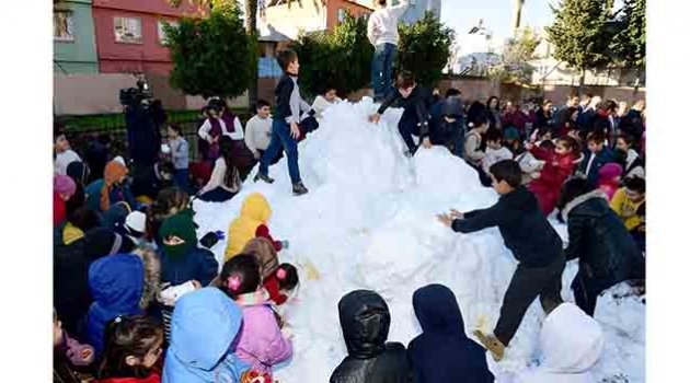 Büyükşehir Belediyesi okul bahçesine kar getirdi