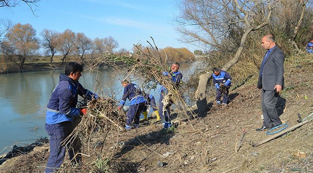 Büyükşehir, Ceyhan Nehri kıyılarını temizliyor