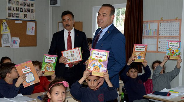 Büyükşehir’den öğrencilere kitap dağıtımı