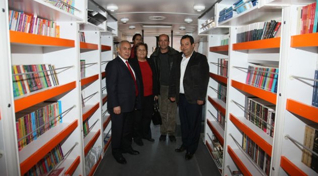 Büyükşehir’in Gezici Kütüphanesi Saimbeyli’de