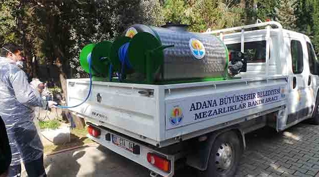 Büyükşehir, mezarlıkları zararlı bitkilerden arındırıyor