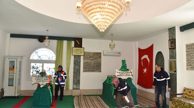 Büyükşehir türbeleri de temizliyor