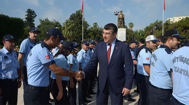 Büyükşehir zabıtasından karanfilli kutlama