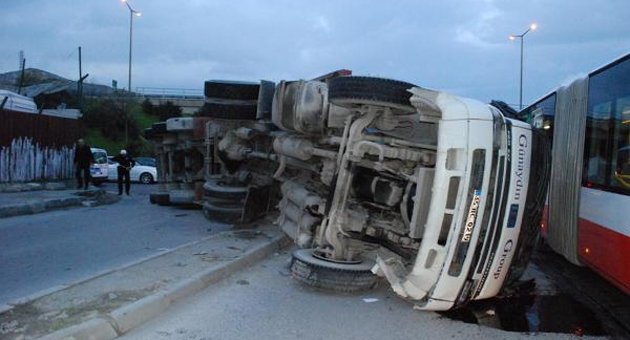 Buzlanan yolda TIR devrildi
