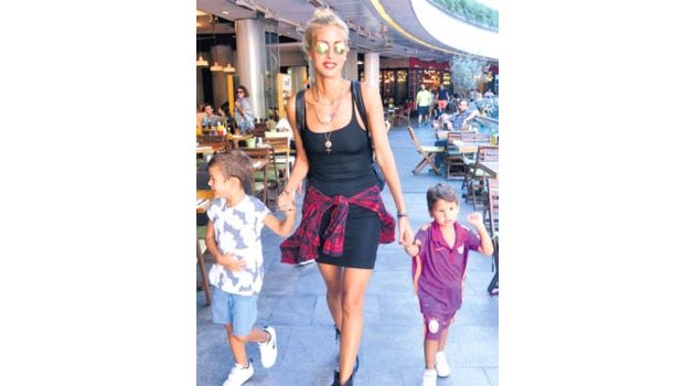 Çağla Şikel'in haça benzeyen kolyeleri tepki çekiyor