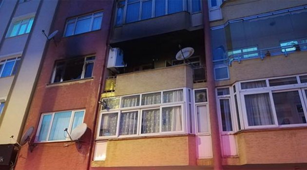 Çakmakla oynadı evi yaktı