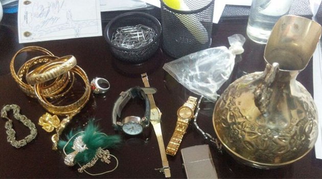 Çaldığı 140 bin liralık altın ve gümüşü satarken yakalandı