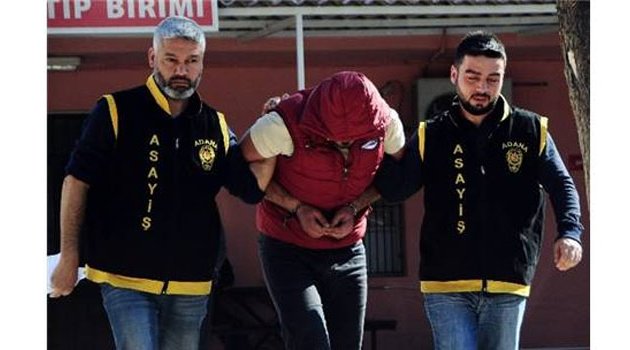 Çaldığı içkileri poz vererek içti