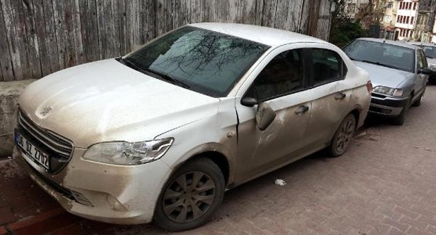 Çaldığı kamyonet ile 3 kişiye ve 2 araca çarpıp kaçtı