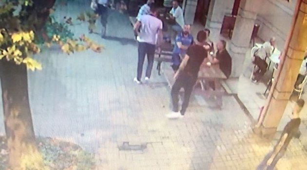 Cami avlusunda önce darp edildi sonra bıçaklandı