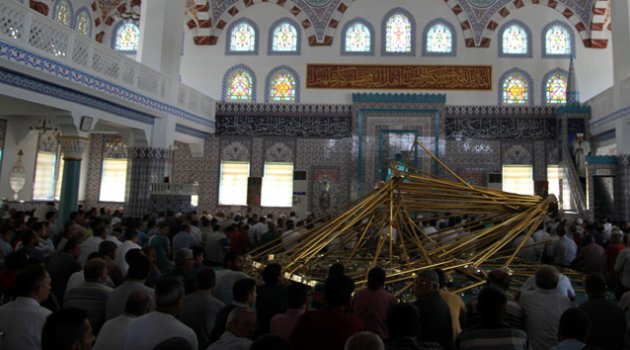 Cami cemaatinin üstüne avize düştü: 10 yaralı