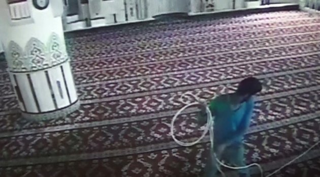 Cami hırsızı kameraya yakalandı