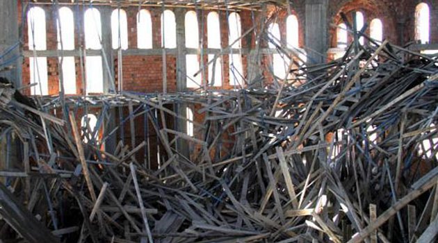 Cami iskelesi çöktü: 5 işçi yaralı