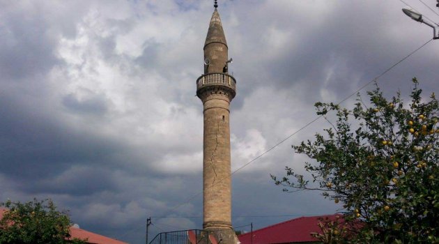 Cami minaresine yıldırım düştü