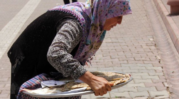 Cami önünde gözleme satarak 4 çocuğunu büyüttü