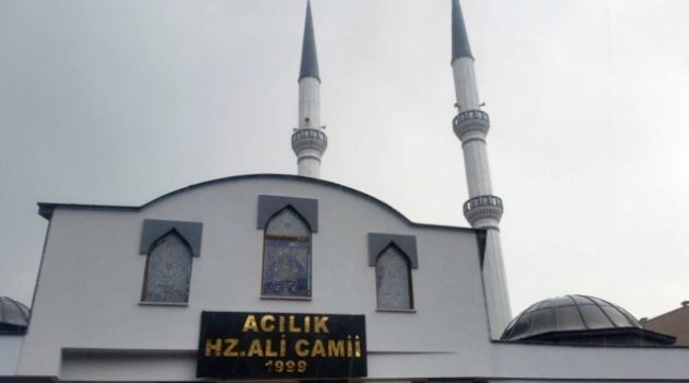 Camide telefonunu şarj etti, &#039;helallik&#039; isteyen not ve 1 lira bıraktı