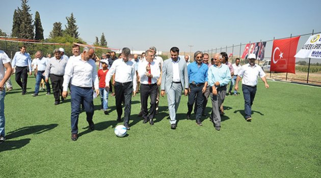 Camili Mahallesi'nde halı saha açıldı
