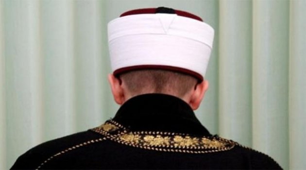 Camiye kadın alan imam açığa alındı
