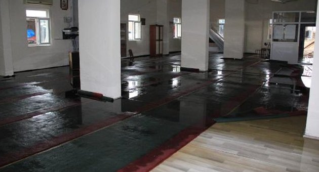 Camiyi su bastı
