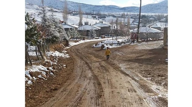 Çamurlu yollar meclis üyesini çileden çıkardı