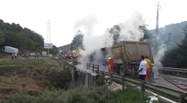 Çarpışan hafriyat kamyonları alev alev yandı