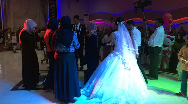 'Çarşaflı' erkek evlendi